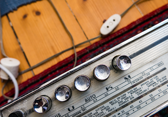 Primo piano di una vecchia radio