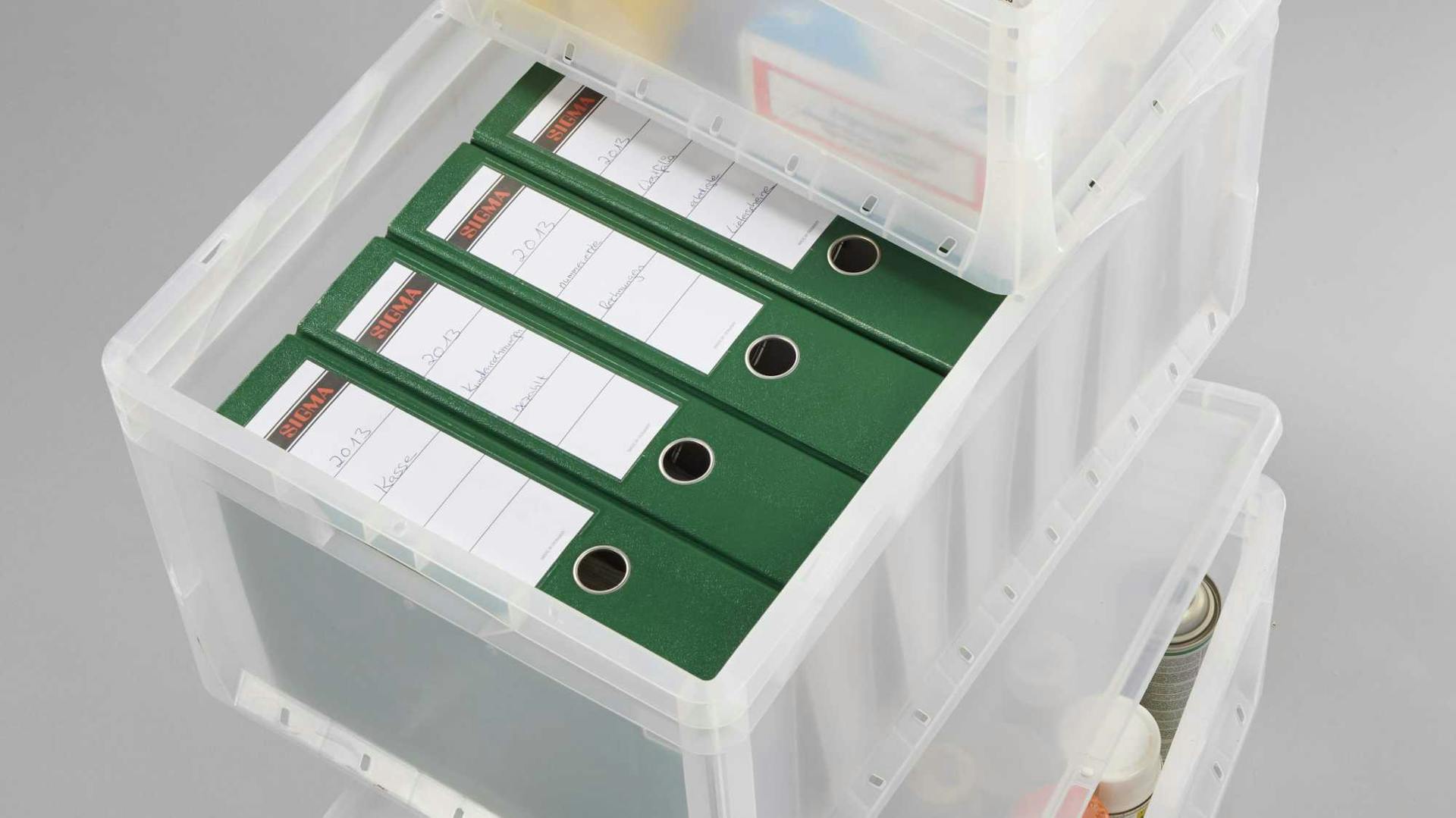 Aufbewahrung von Ordnern und anderen Gegenständen in transparenten Boxen.