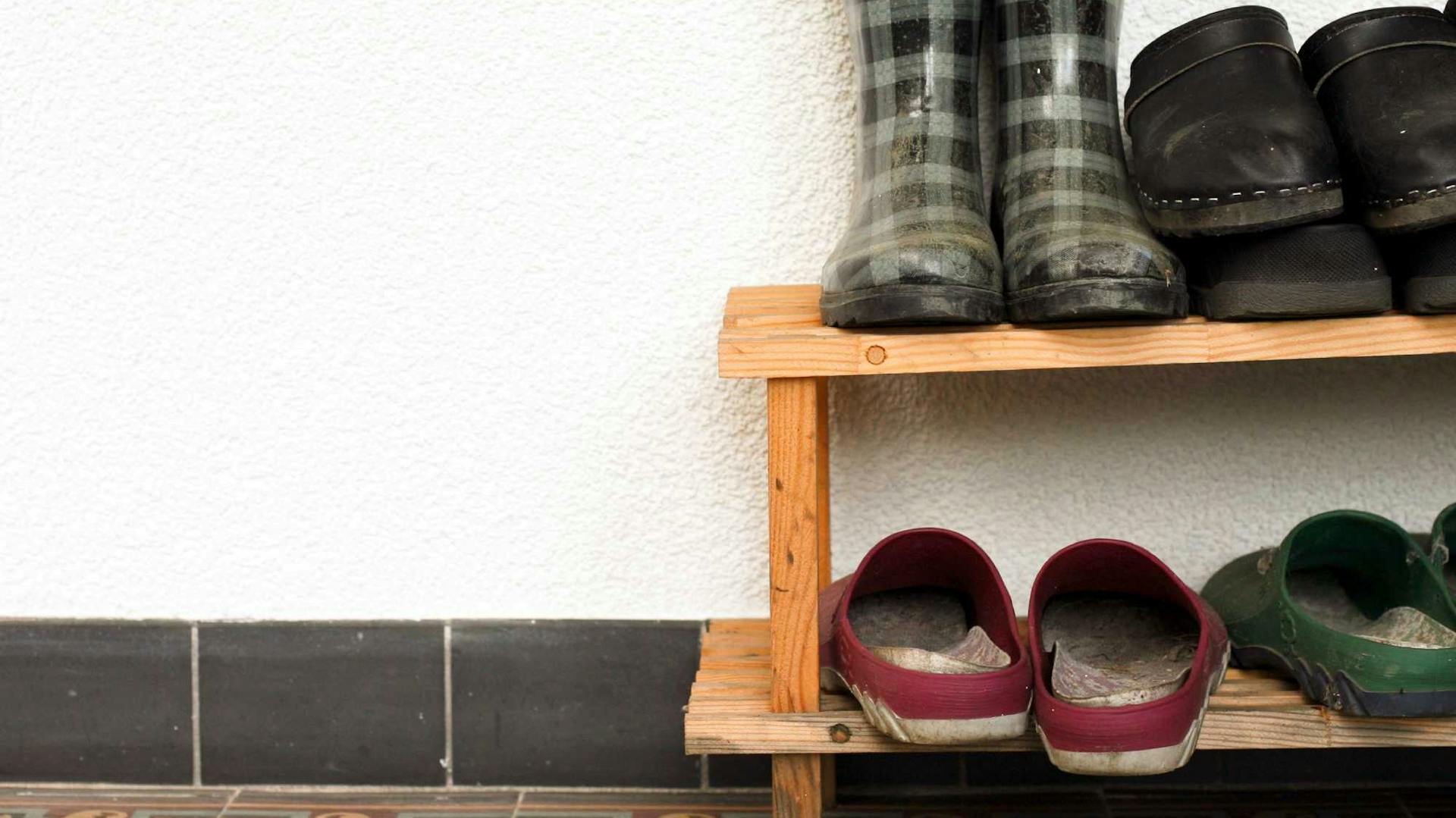 Schuhregal mit Schuhen