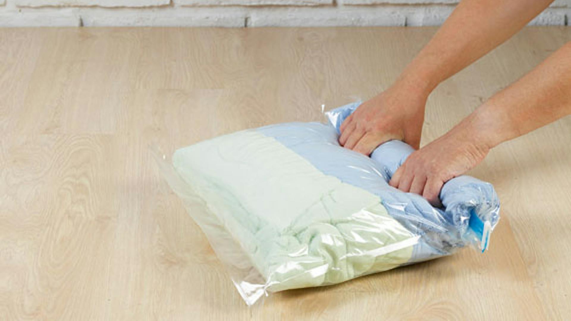 Skladovanie oblečenia vo vákuovom vrecku