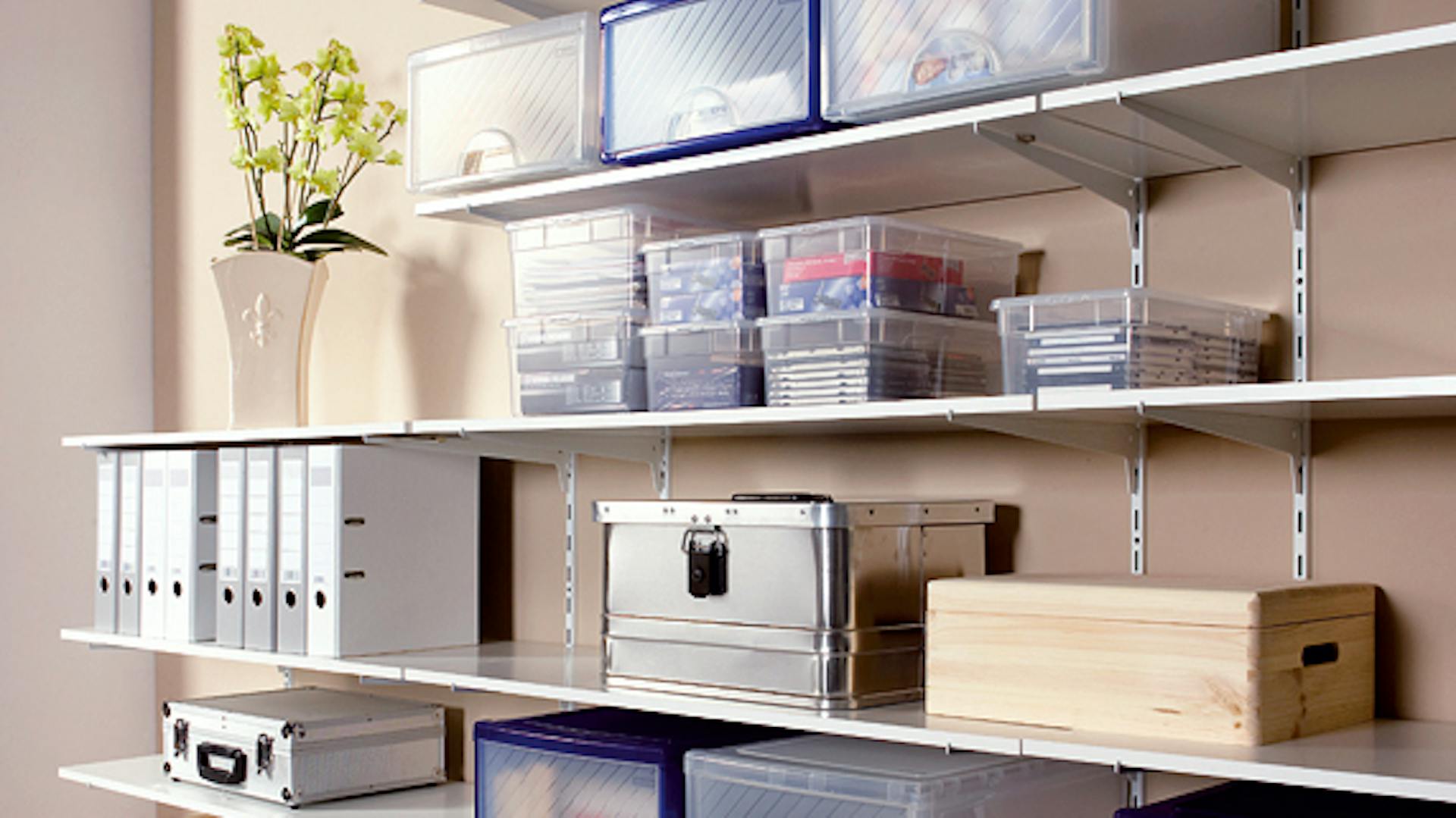 Rendszerezett tárolók polcokon