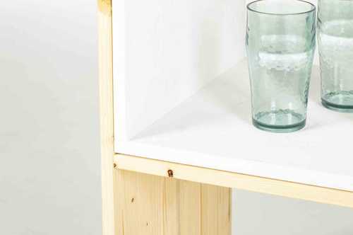 Ausziehregal Nele Detailansicht mit Gläsern.