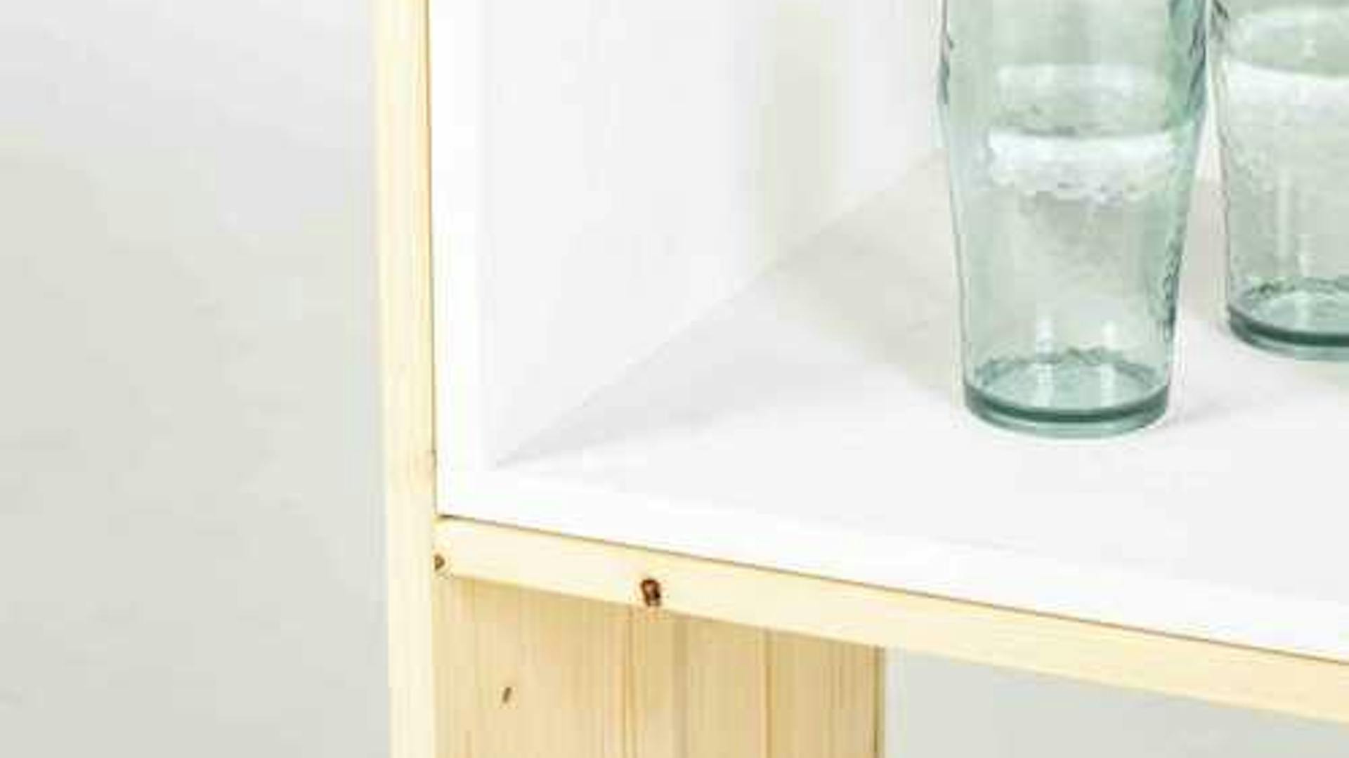 Ausziehregal Nele Detailansicht mit Gläsern.