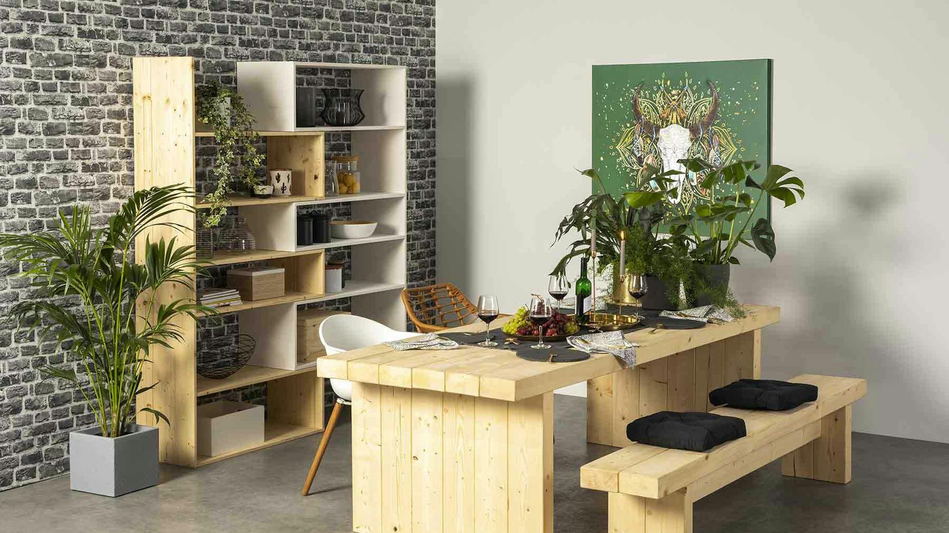 Aus Vollholz selbstgebautes Ausziehregal Nele in weiß und naturfarbe mit verschiebbaren Regalböden.