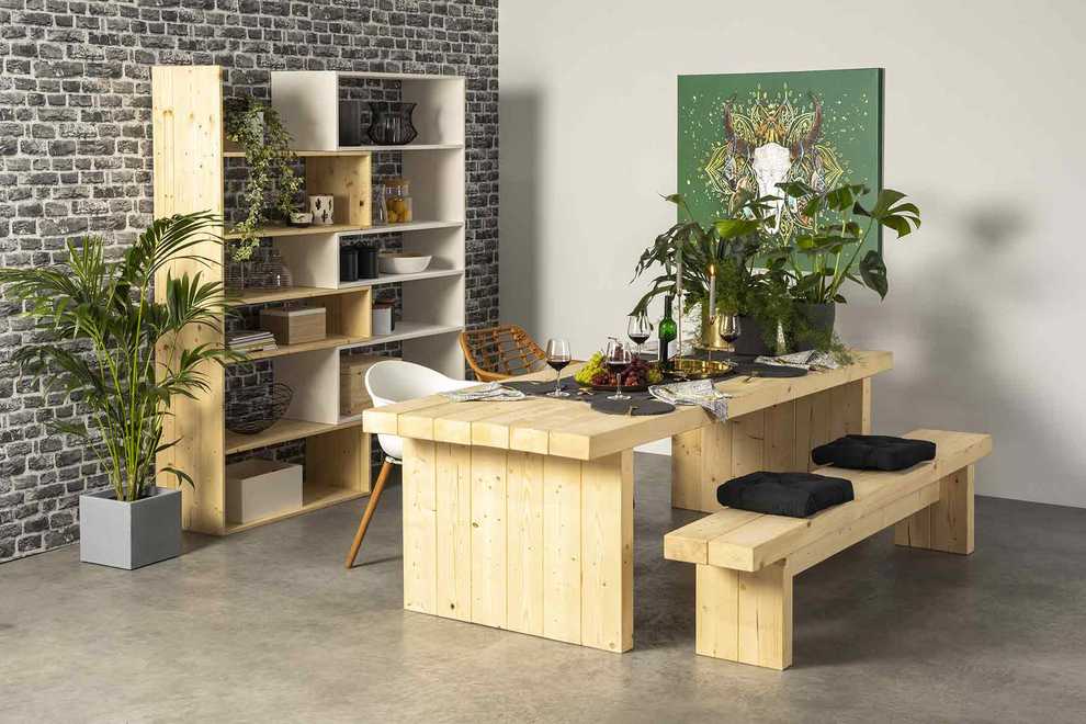 Aus Vollholz selbstgebautes Ausziehregal Nele in weiß und naturfarbe mit verschiebbaren Regalböden.