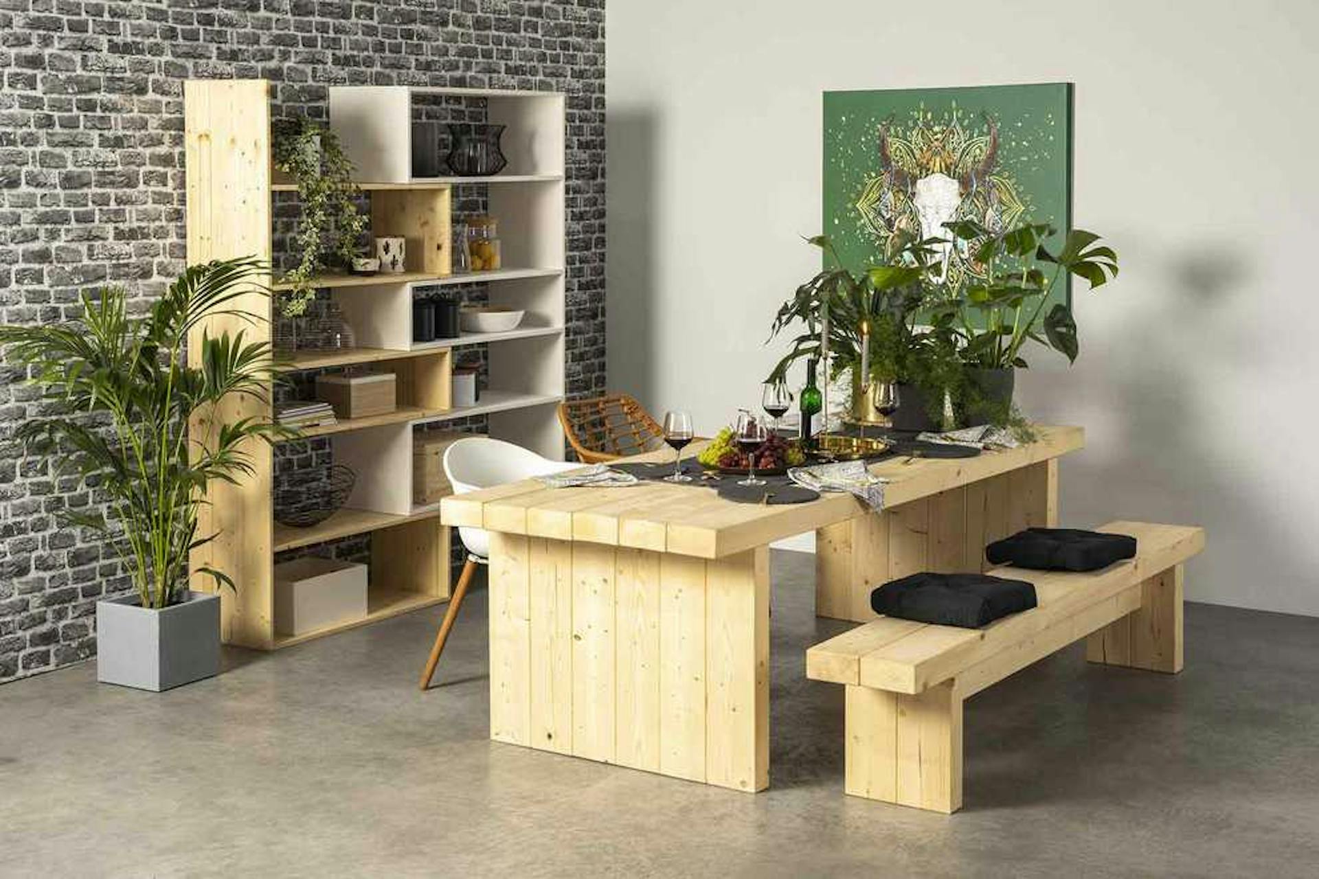 Ausziehregal Nele steht an einer Wand hinter einem Esstisch mit zwei Stühlen und einer Bank