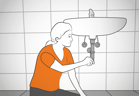 Dévisser le siphon et les robinets de l’ancien lavabo