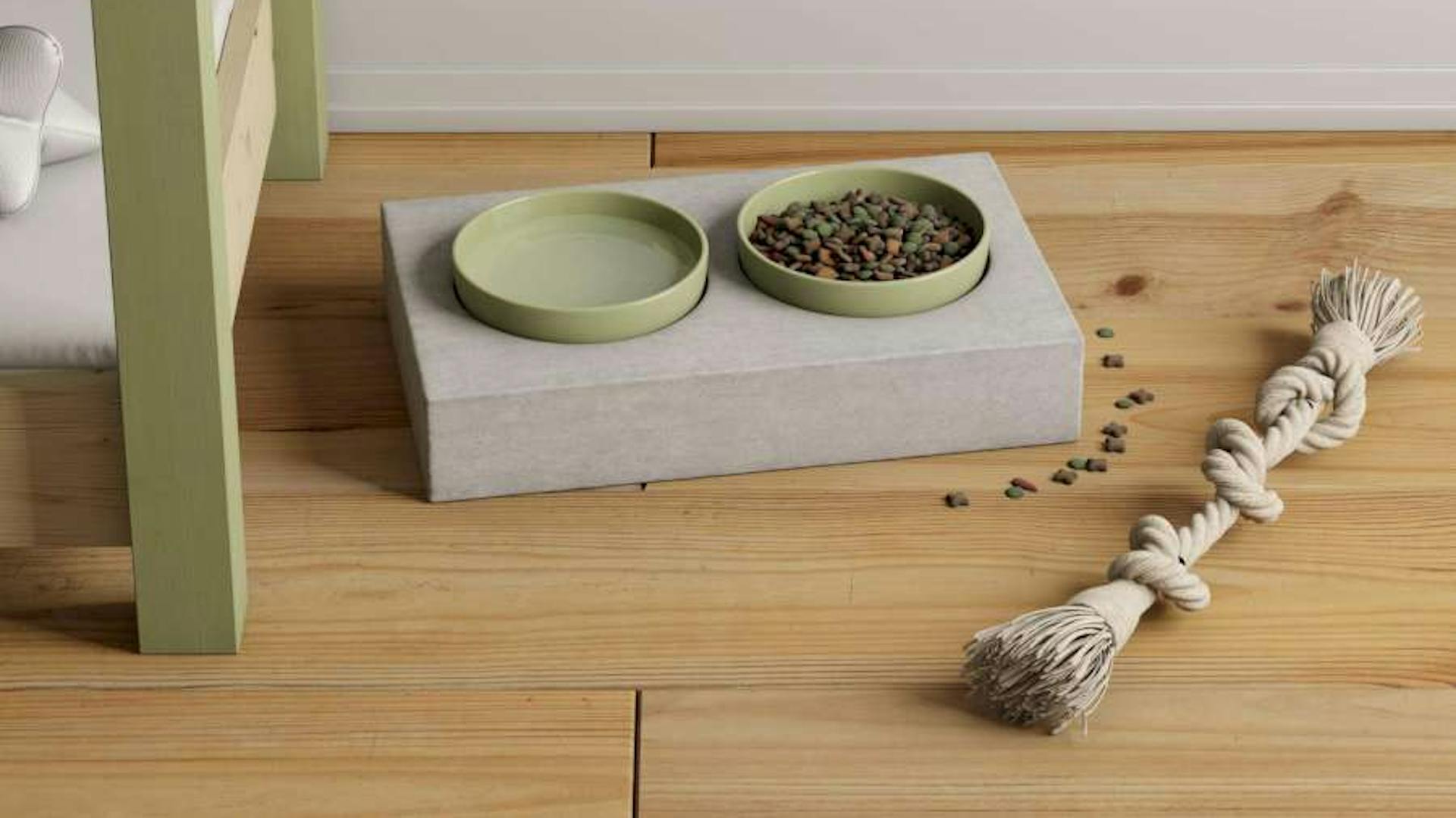 Eine Katzenfutterstation aus Beton mit Spielzeug nebendran