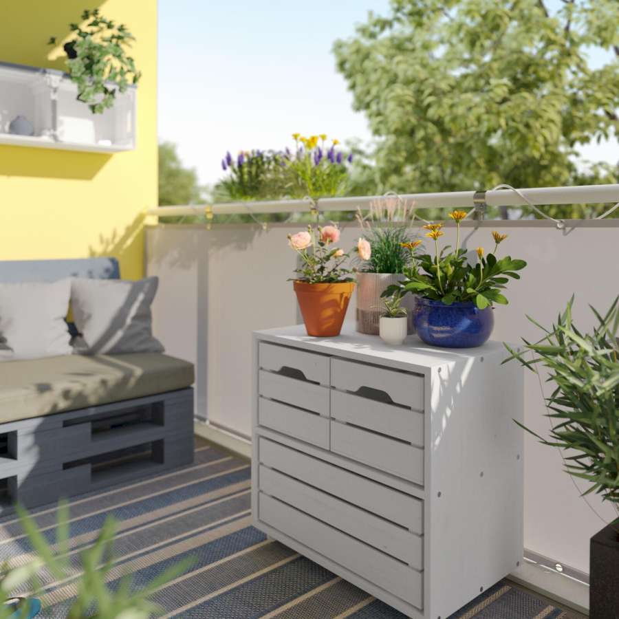 Ein Pflanzenregal mit Stauraum auf einem sonnigen Balkon mit vielen Pflanzen