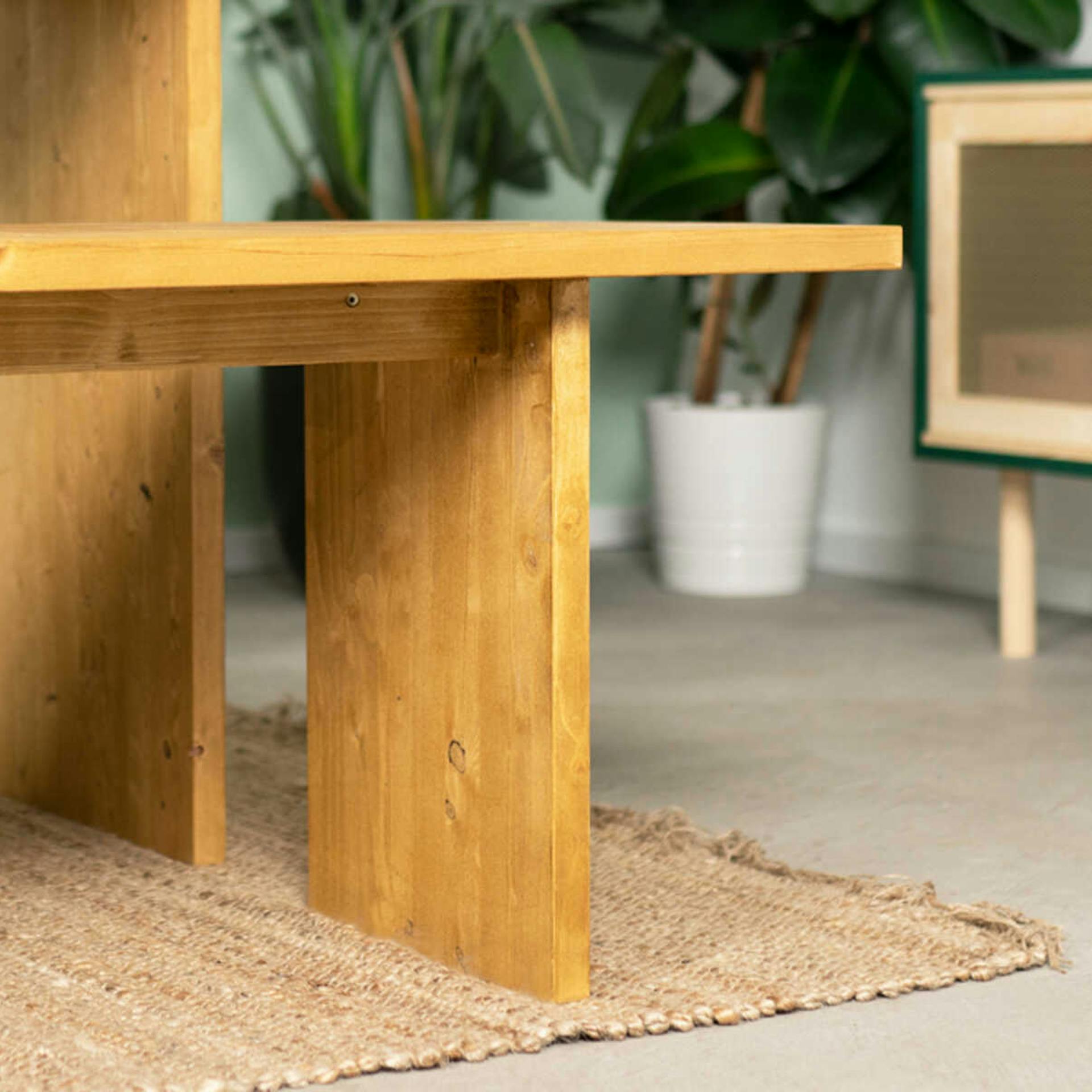 Detailansicht der aus Vollholz bestehenden Bank August in Eichenfarbe.