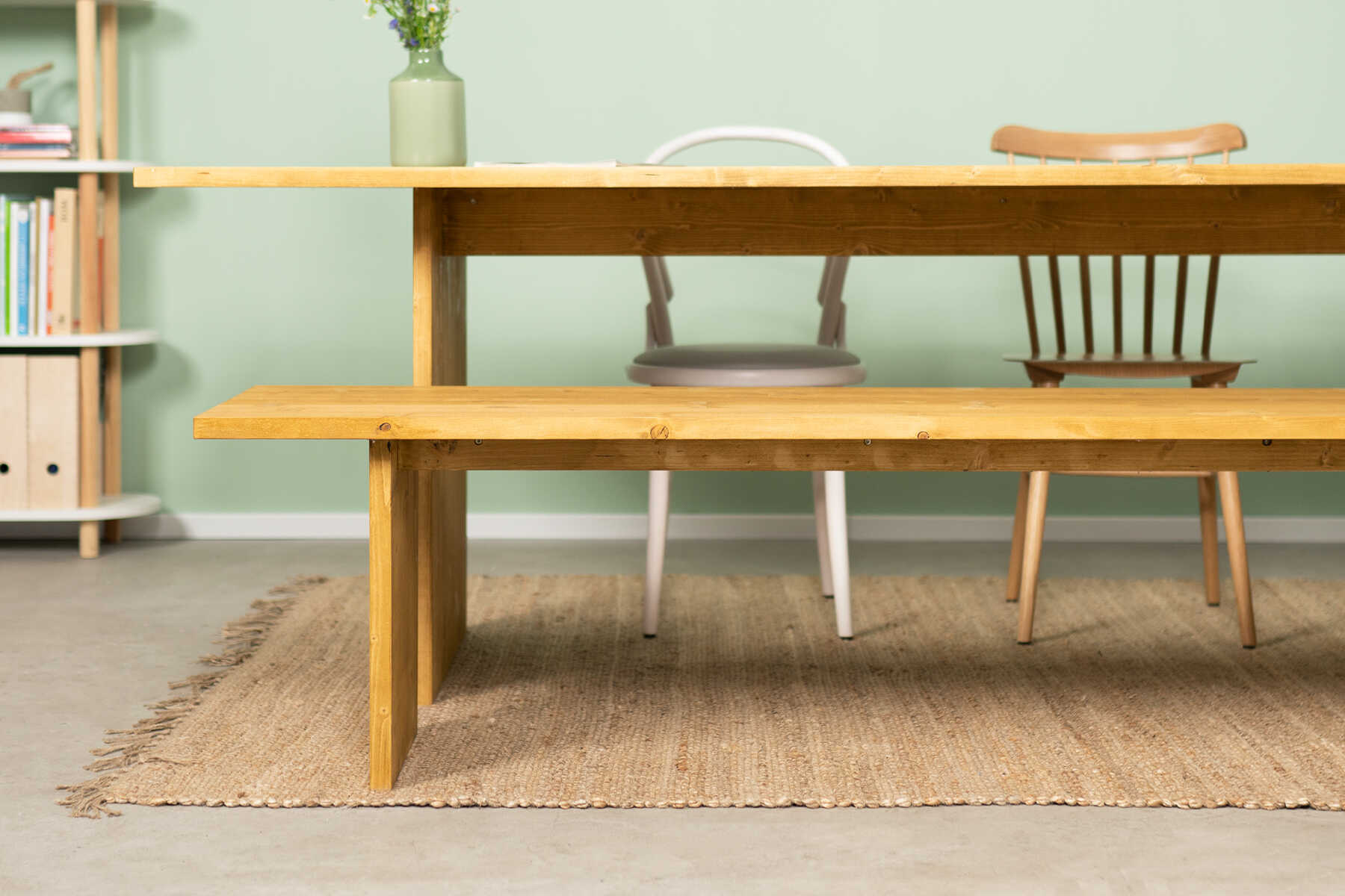 Frontansicht der aus Vollholz bestehenden Bank August in Eichenfarbe.