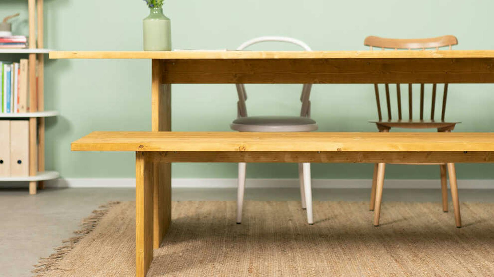 Frontansicht der aus Vollholz bestehenden Bank August in Eichenfarbe.