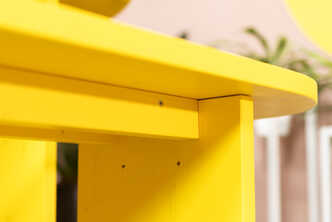 Bank Clemens Detailansicht in gelb.