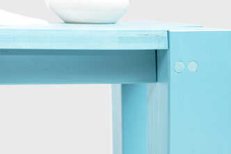 Bank Maren in Türkis, Detailansicht.