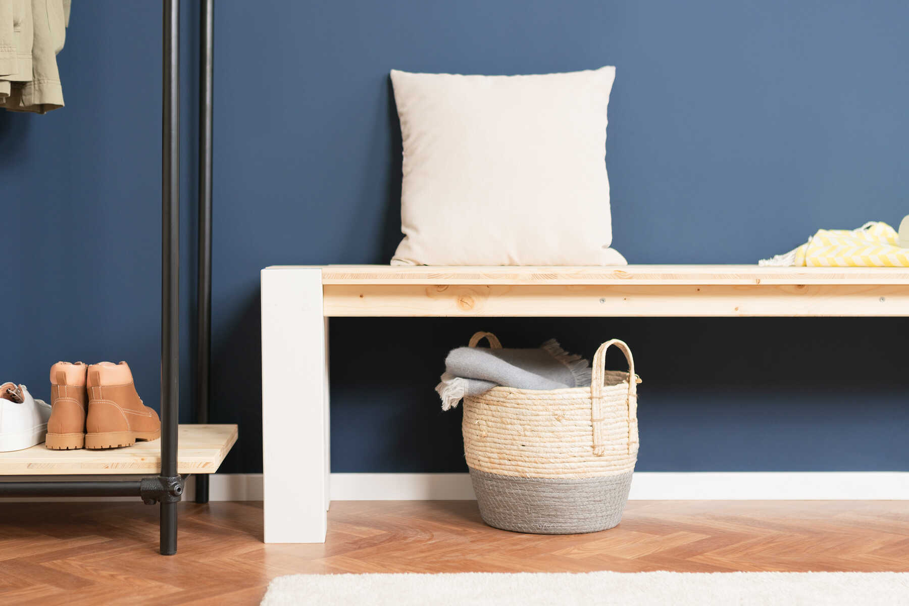 Bank Maren vor einer blauen Wand, Detailansicht frontal.