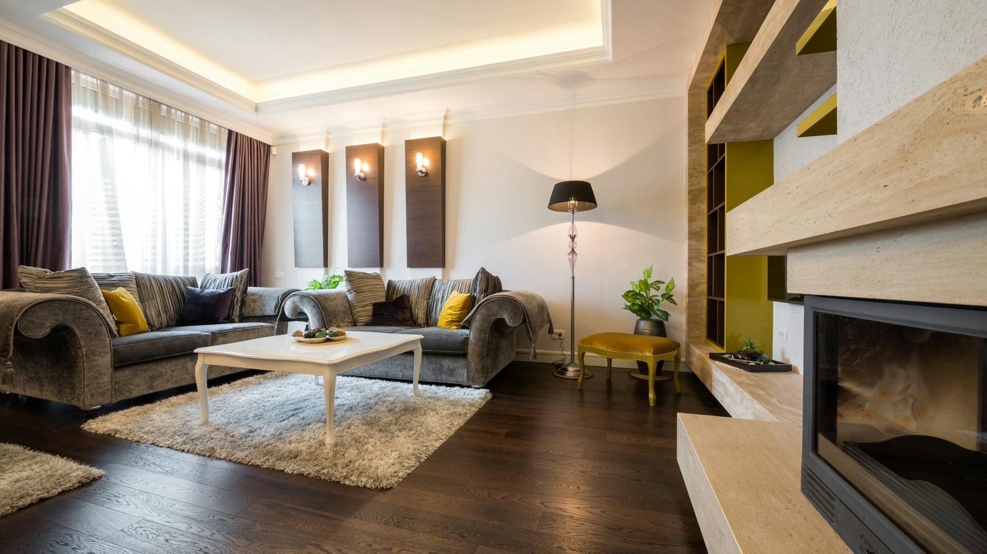 Wohnzimmer mit indirekter Beleuchtung