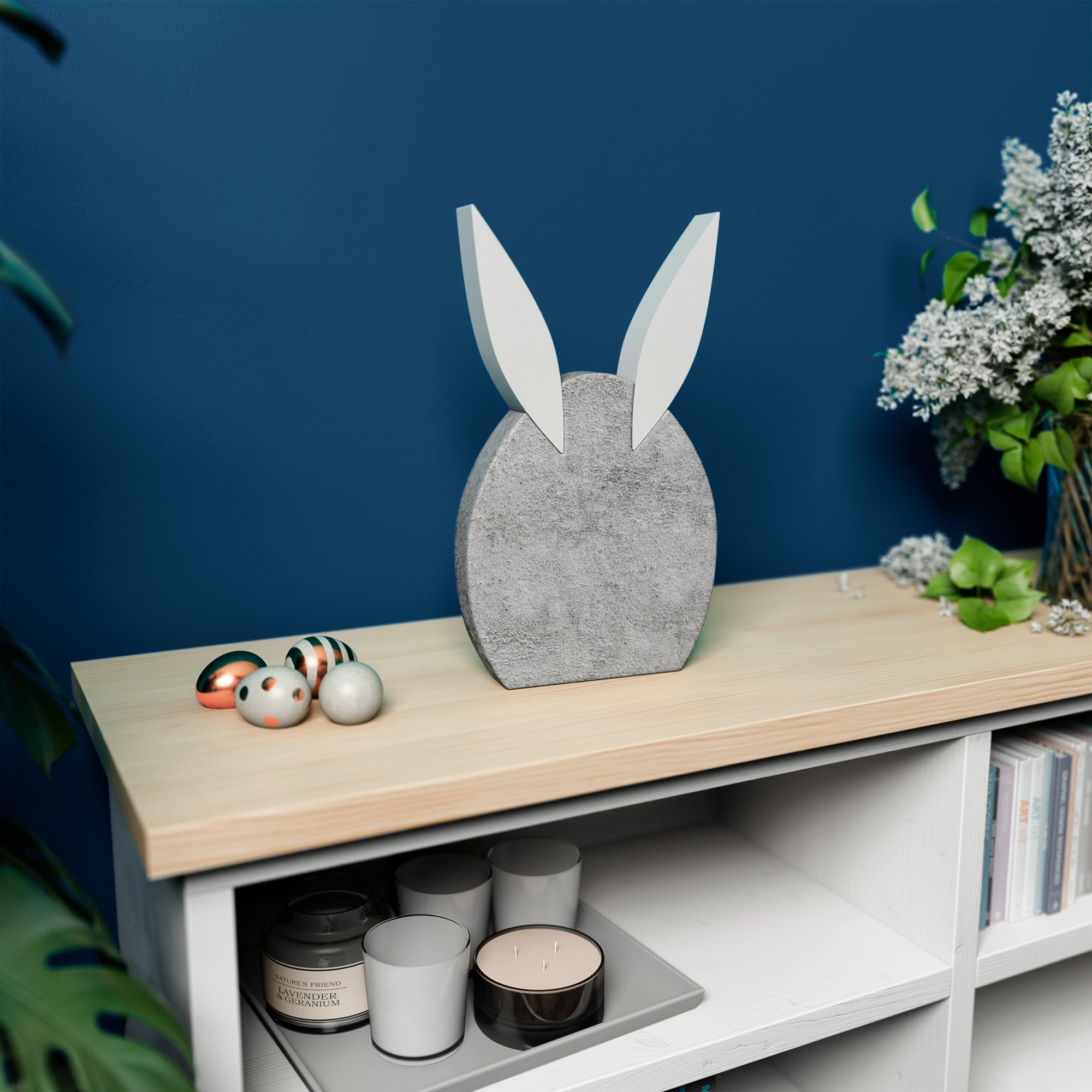 Hase aus Beton steht auf Regal vor dunkelblauer Wand