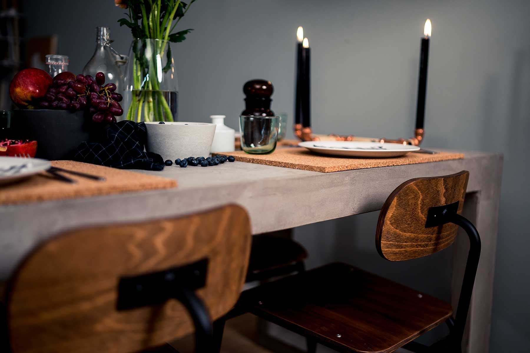 Seitliche Ansicht des selbstgebauten Betontisch Kalle in grau.