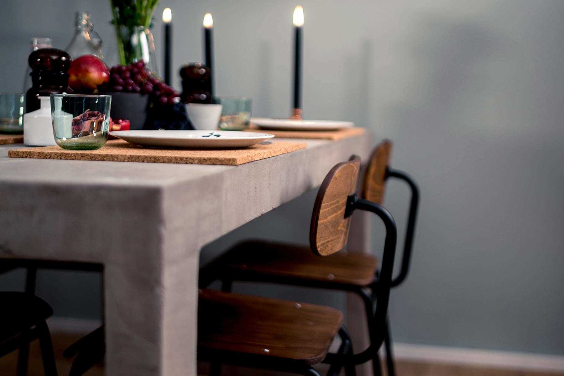 Seitliche Ansicht des selbstgebauten Betontisch Kalle in grau.