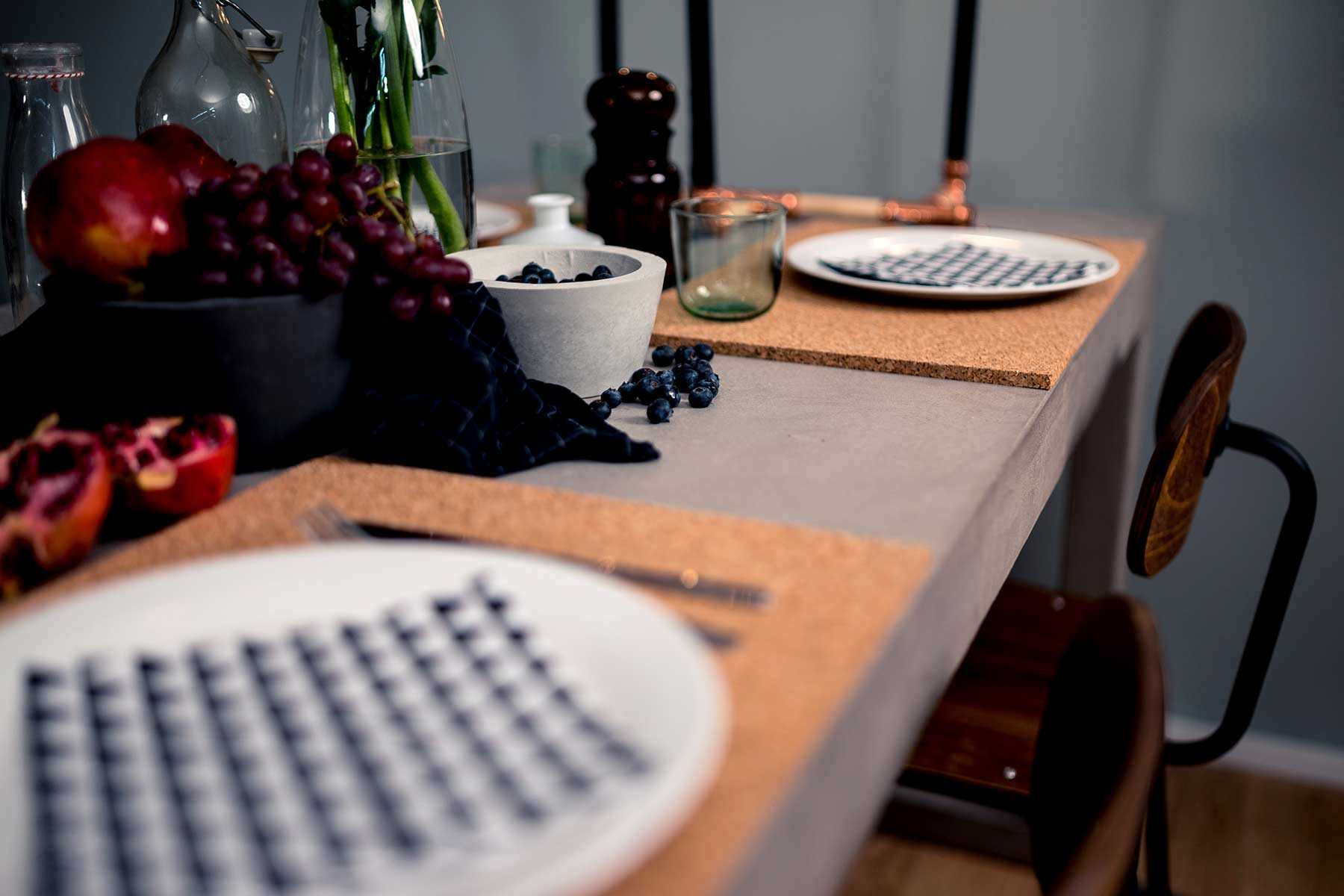 Seitliche Ansicht des selbstgebauten Betontisch Kalle in grau.