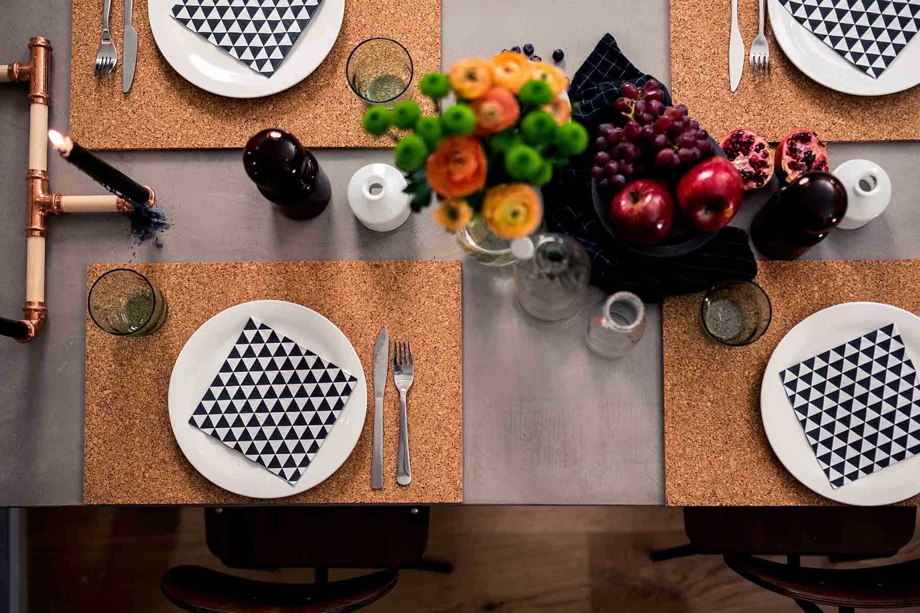 Draufsicht auf den selbstgebauten Betontisch Kalle in grau.