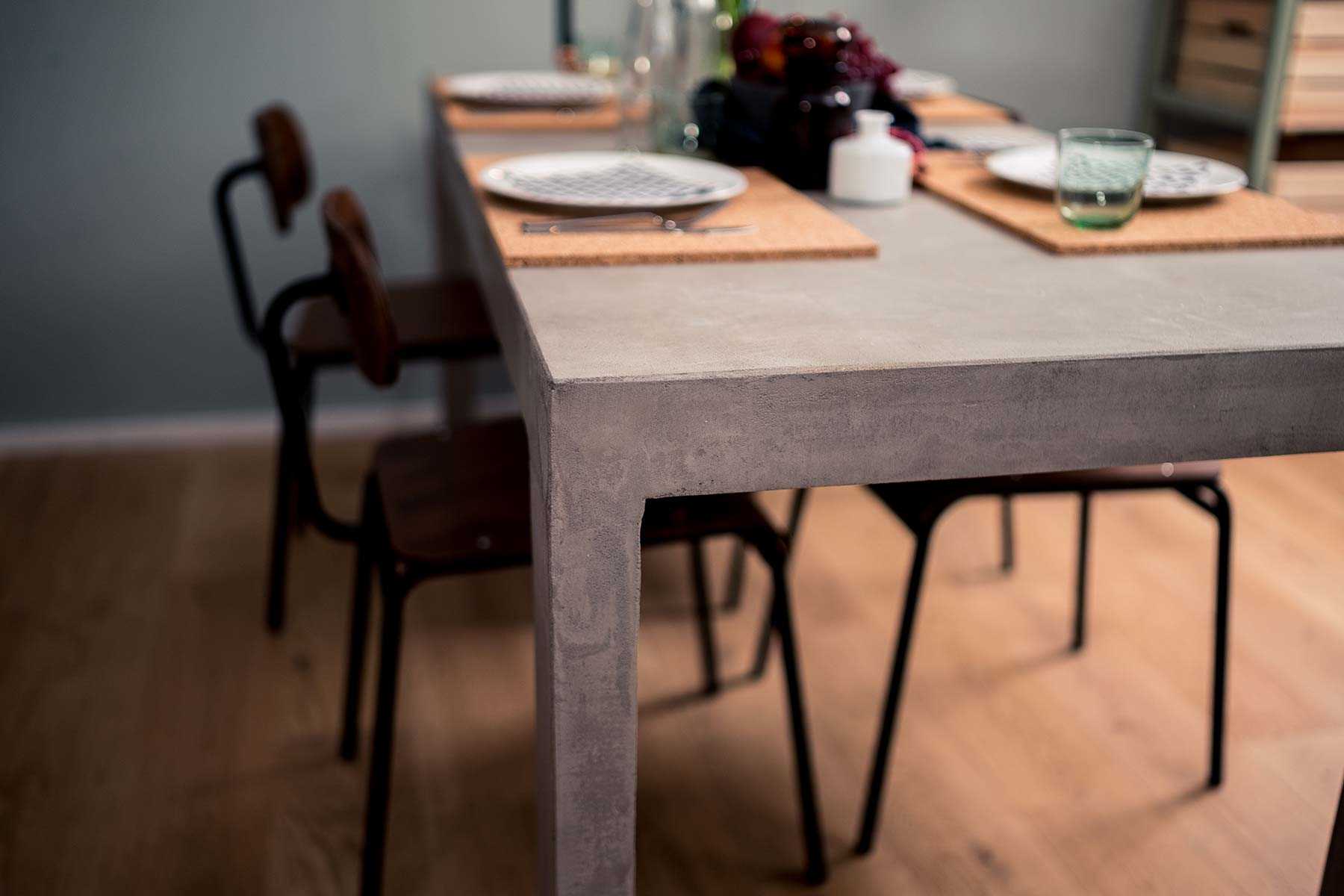 Detailansicht des selbstgebauten Betontisch Kalle in grau.