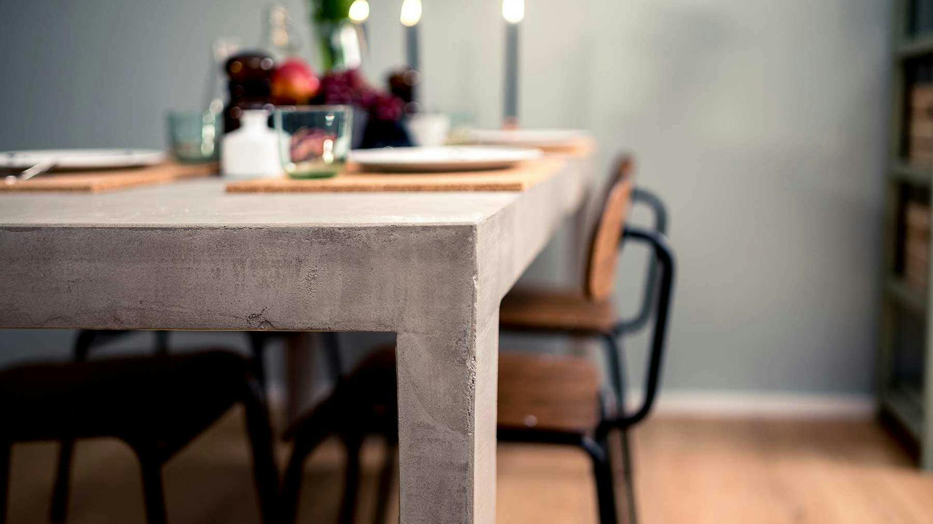 Seitliche Detailansicht des selbstgebauten Betontisch Kalle in grau.