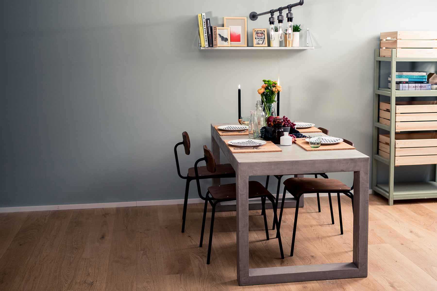 Frontansicht des selbstgebauten Betontisch Kalle in grau.