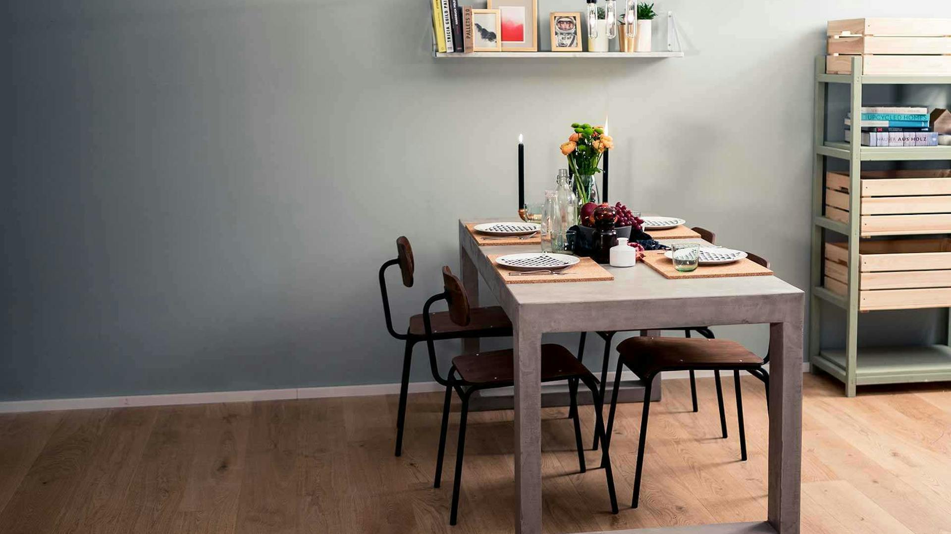 Frontansicht des selbstgebauten Betontisch Kalle in grau.