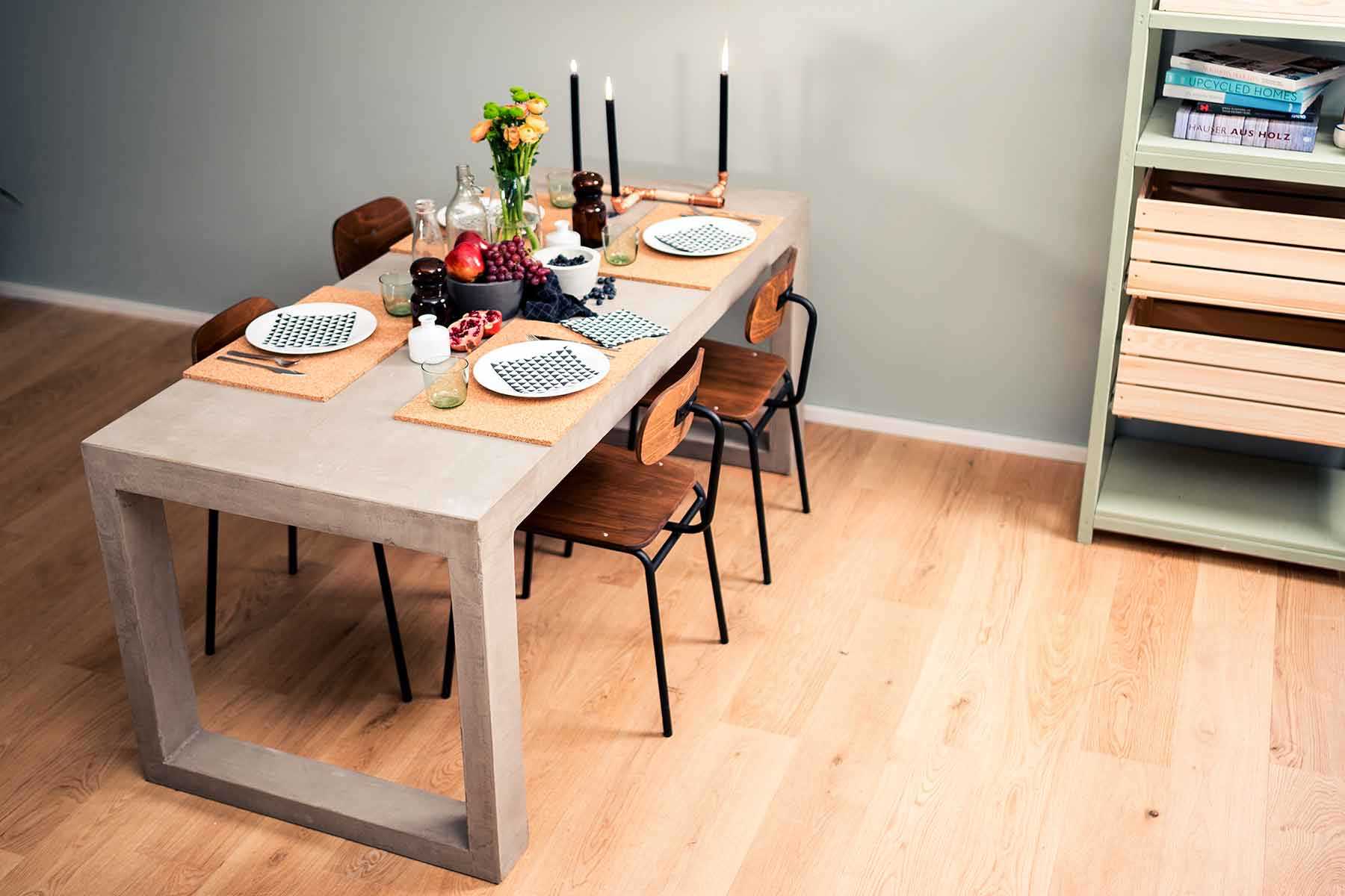 Frontansicht des selbstgebauten Betontisch Kalle in grau.