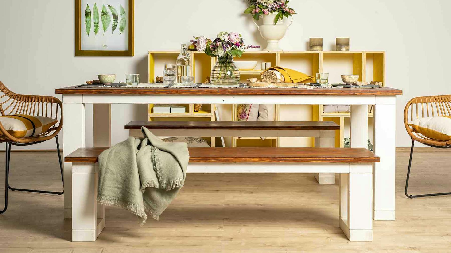 Tisch Karl mit passenden Bänken