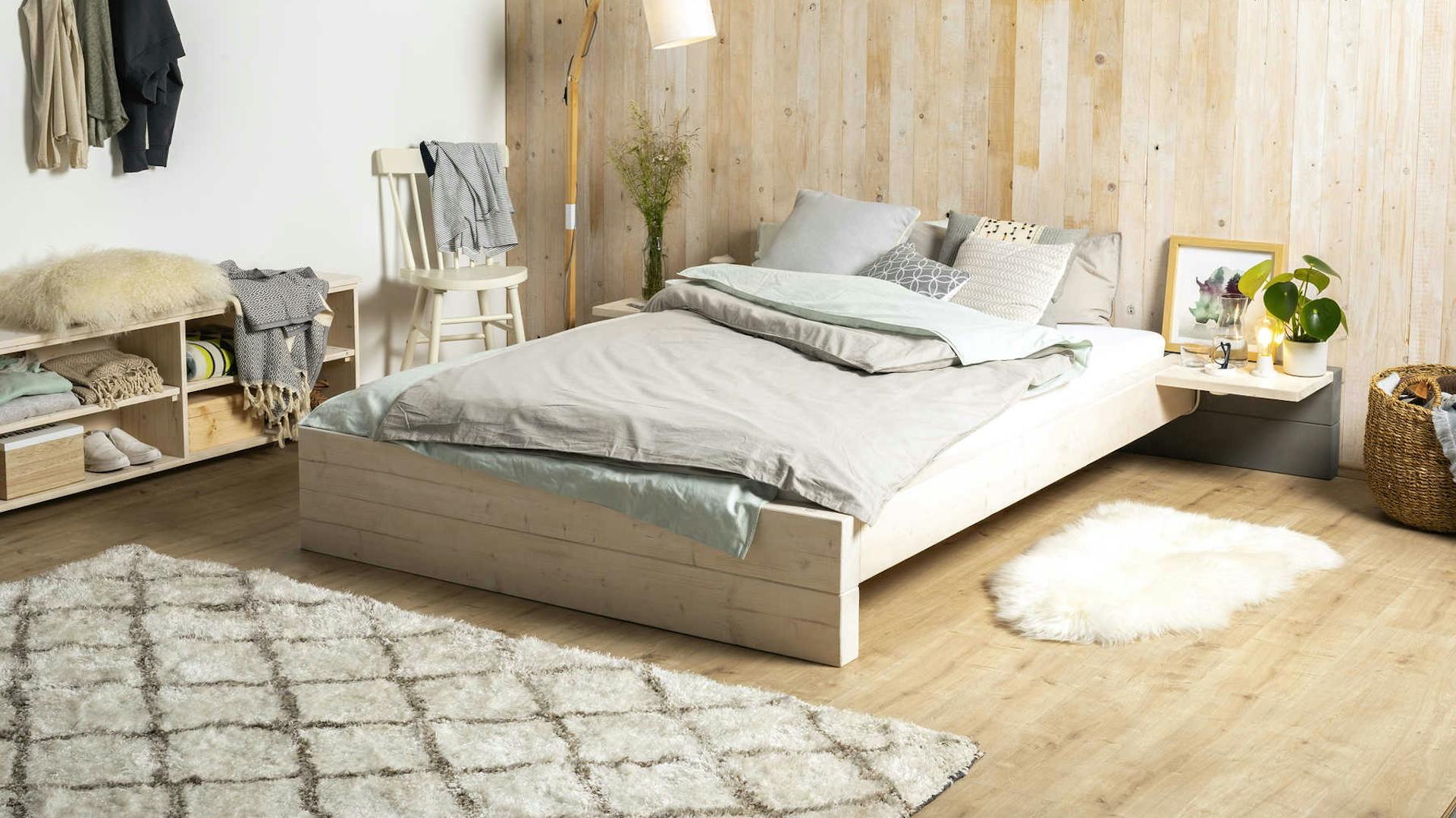 Seitliche Ansicht des aus Vollholz bestehend Bett Franz in naturfarben