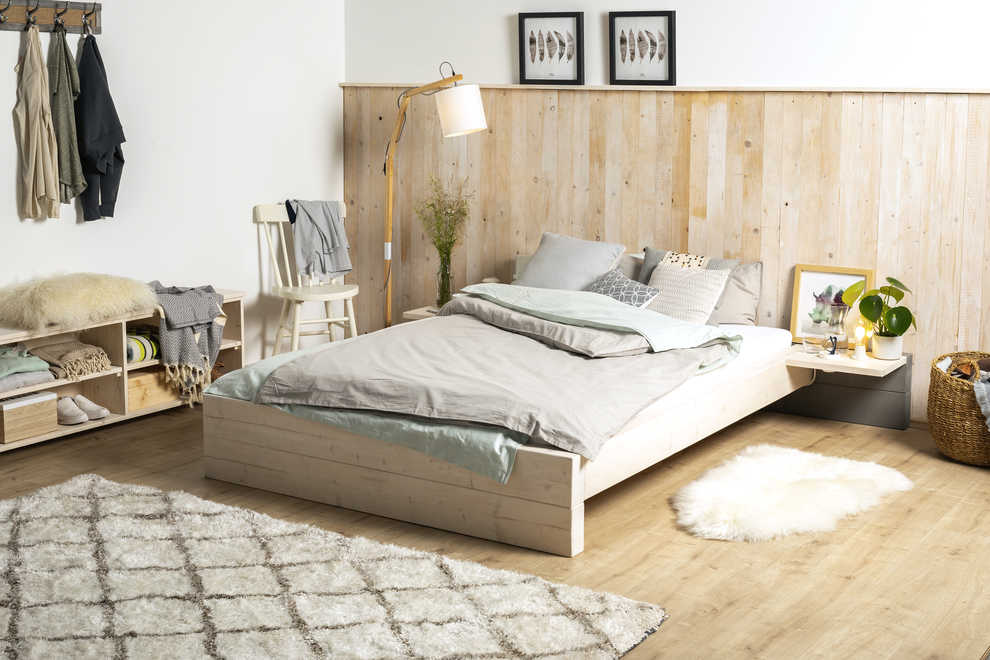 Seitliche Ansicht des aus Vollholz bestehend Bett Franz in naturfarben