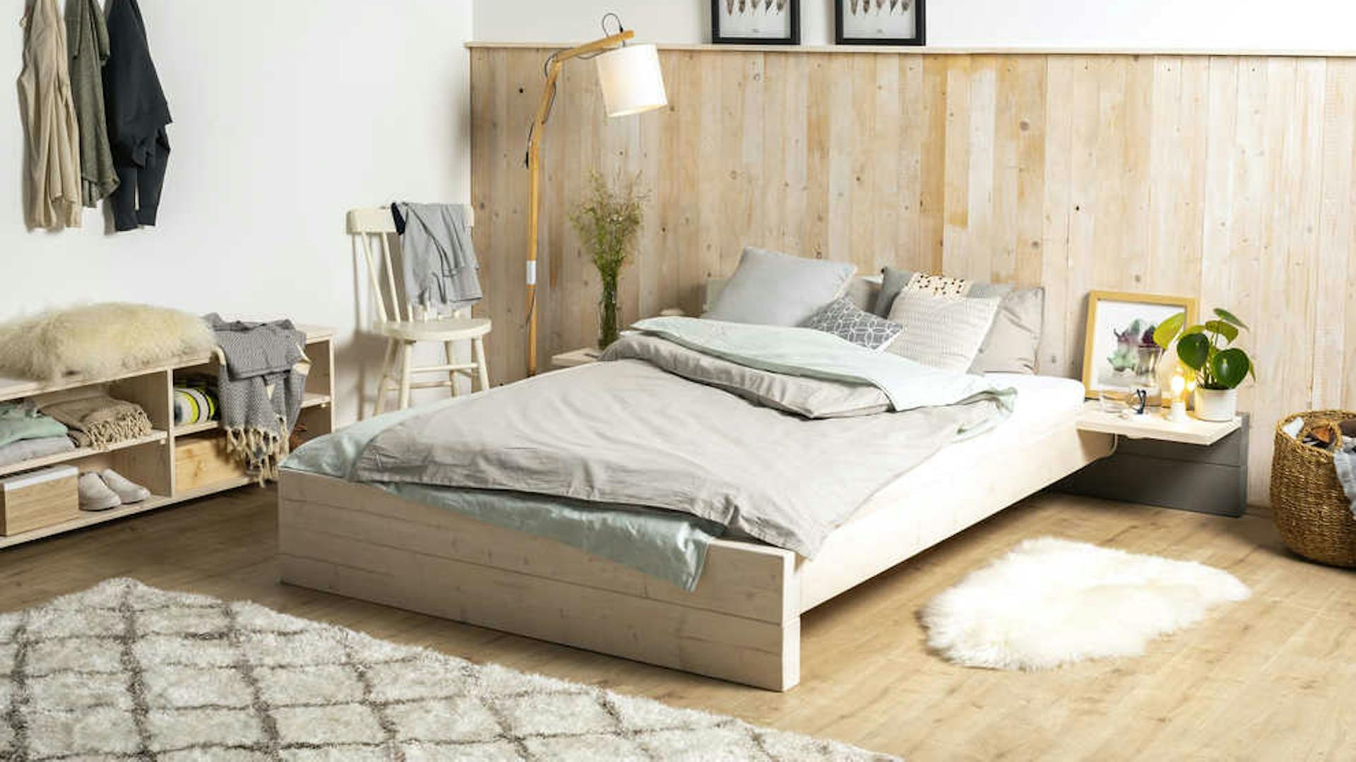 Seitliche Ansicht des aus Vollholz bestehend Bett Franz in naturfarben