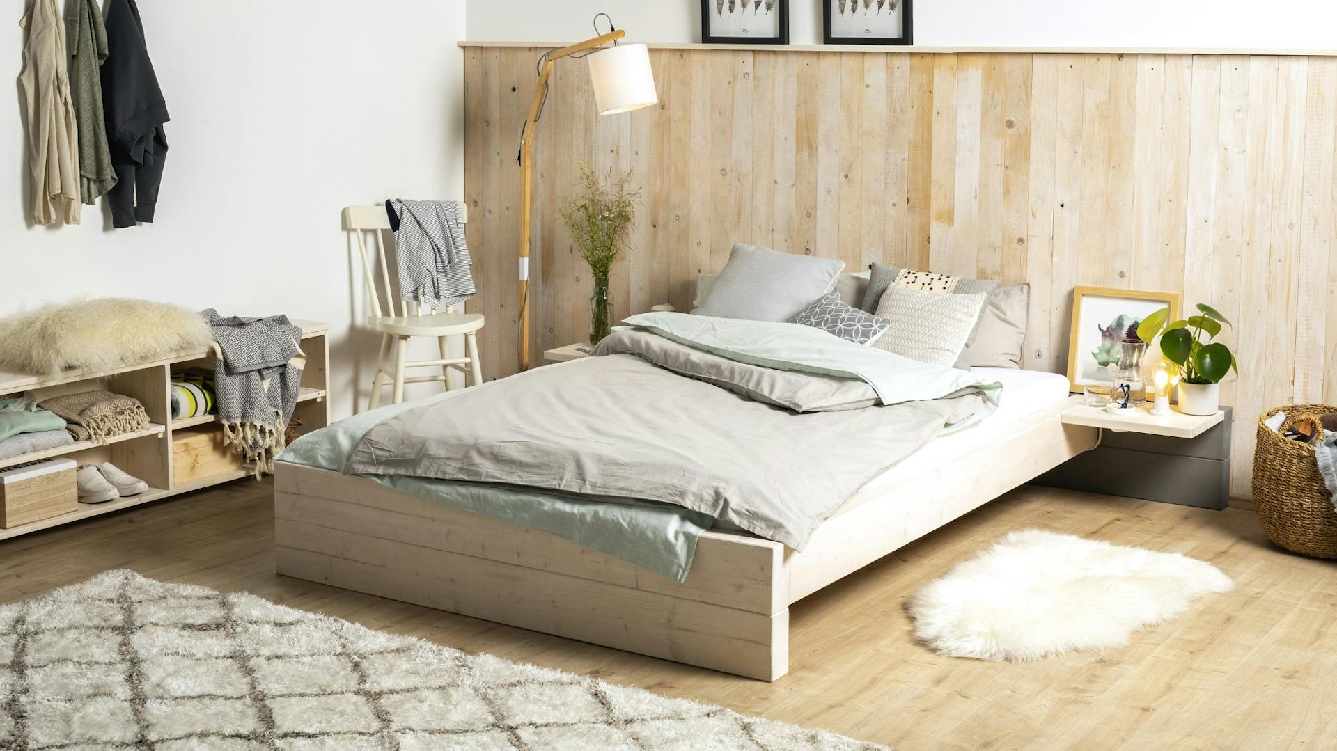 Egyszerű ágy fafal előtt