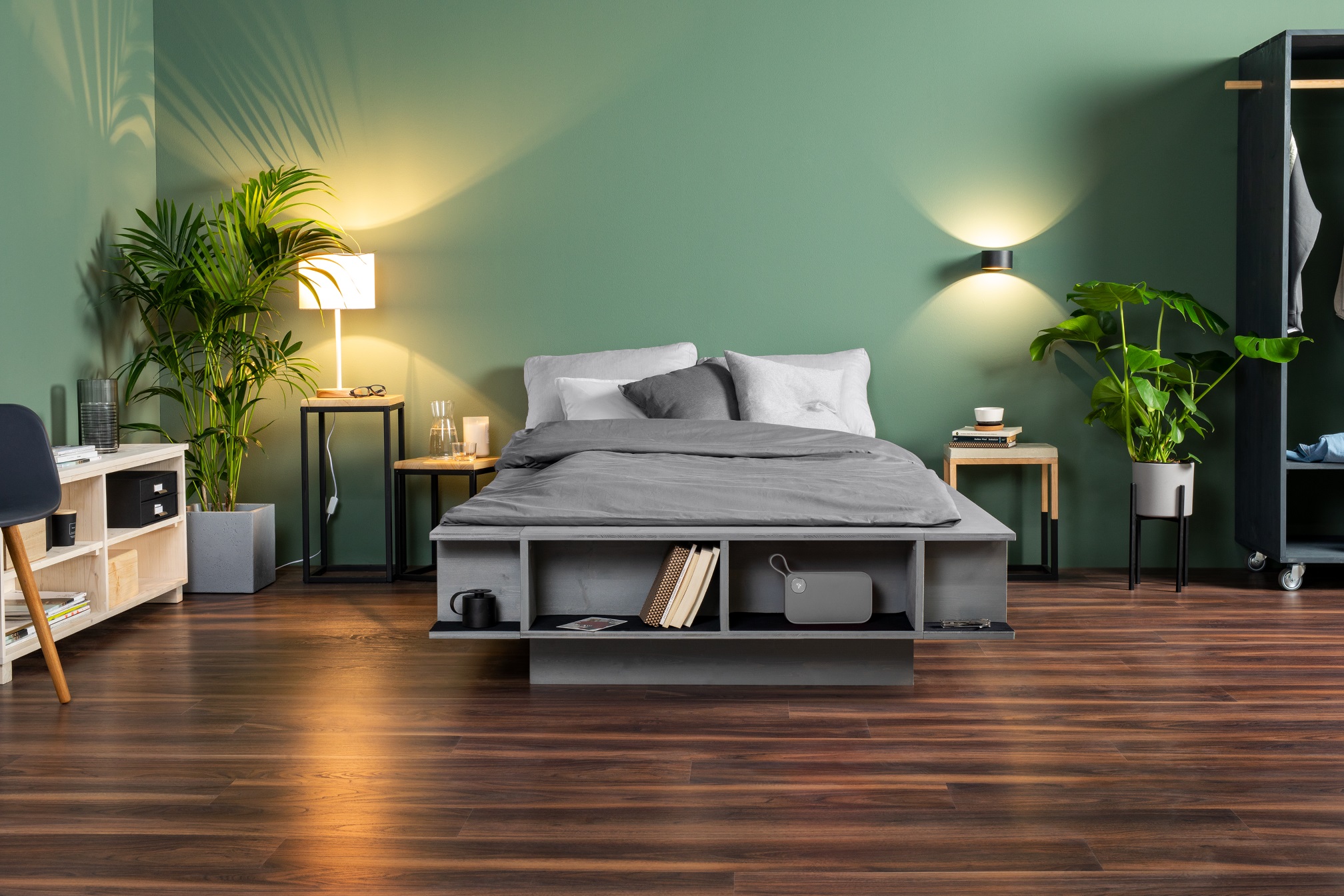 Bett mit Wandleuchten.