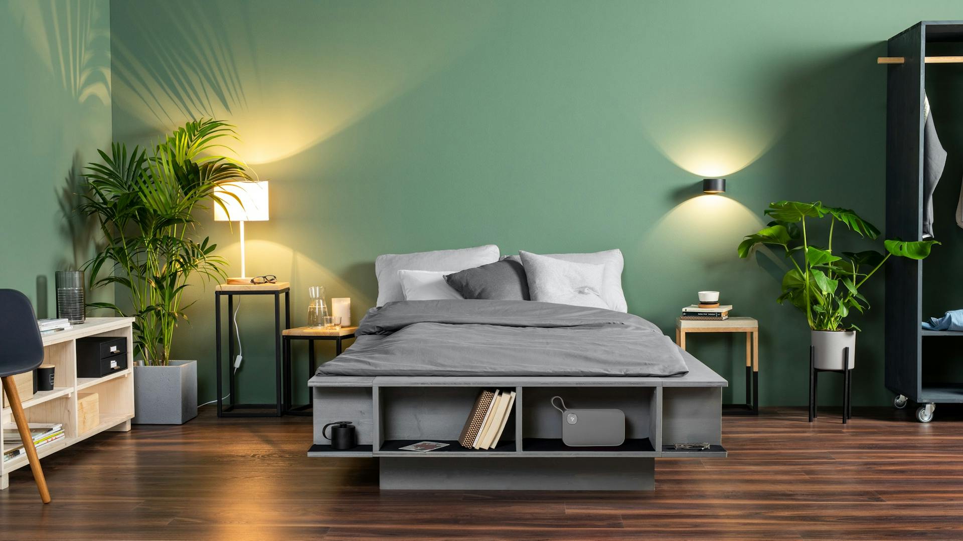 Bett mit Wandleuchten.