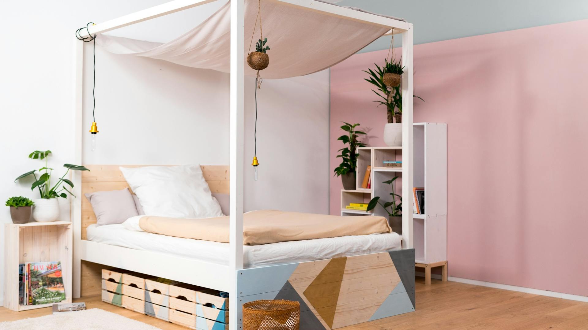 Fehér baldachinos ágy rózsaszín anyaggal és tárolóládák párnákkal