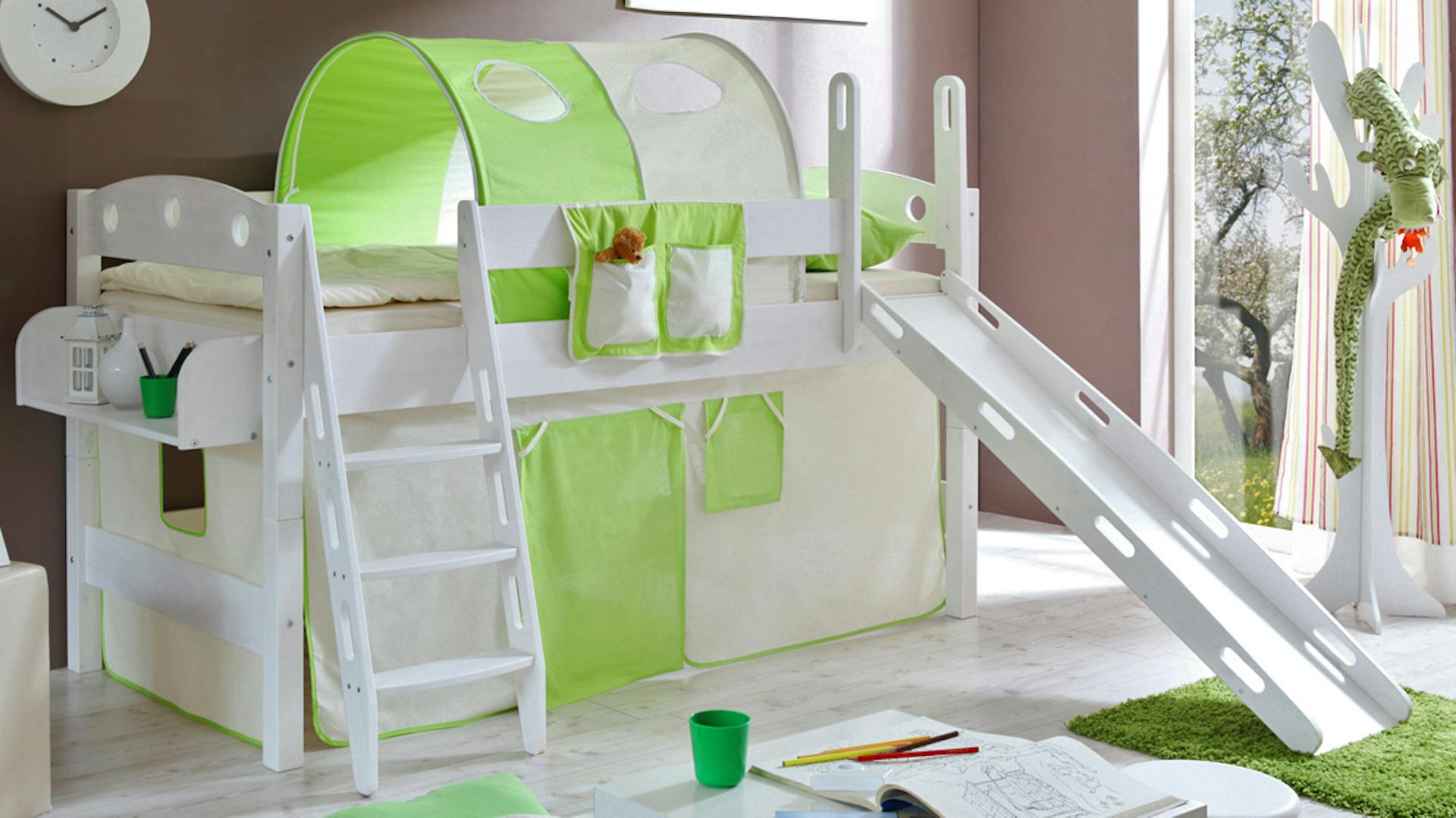 Camera dei bambini con letto a castello con scivolo