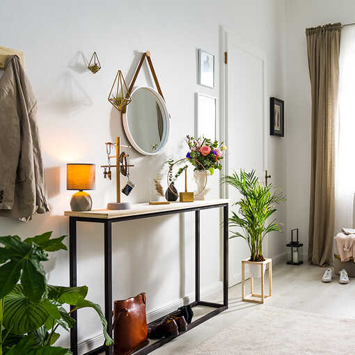 Moderner, minimalistischer Flur mit vielen Zimmerpflanzen