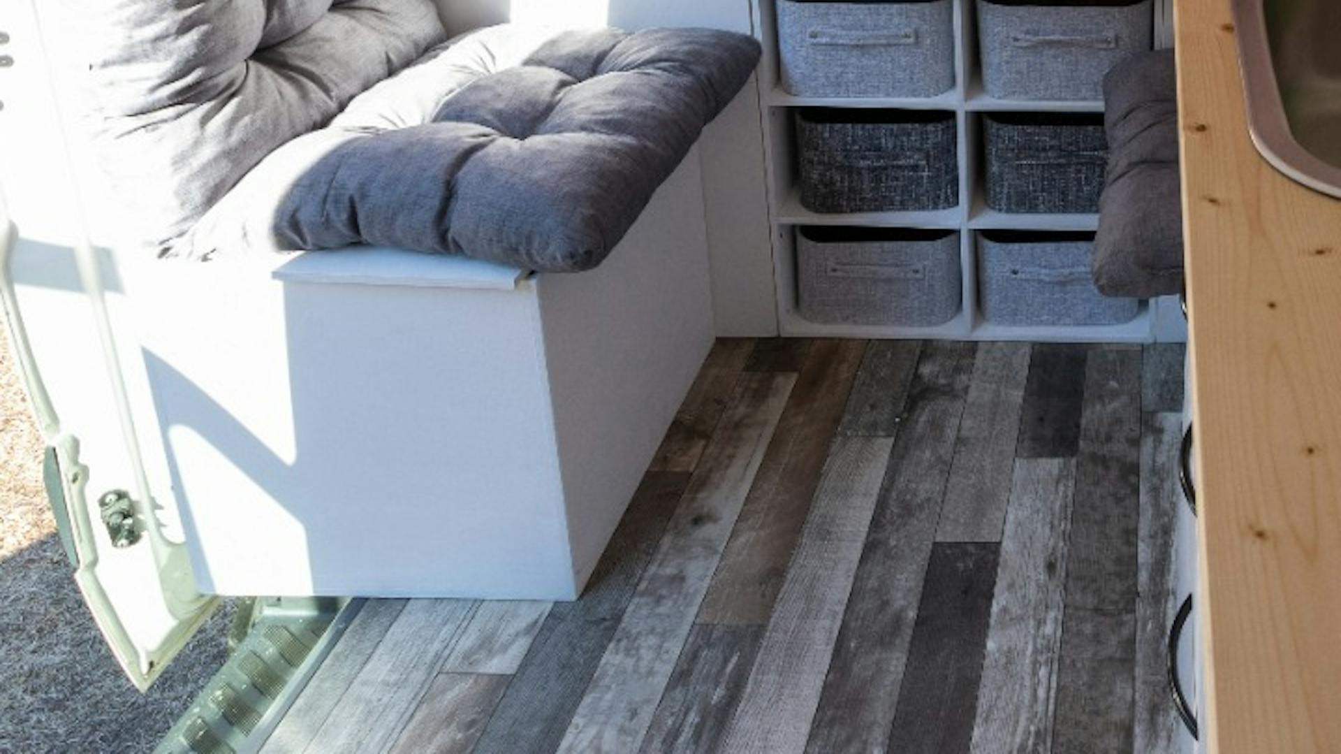 Camper mit grauem Vinyl-Boden