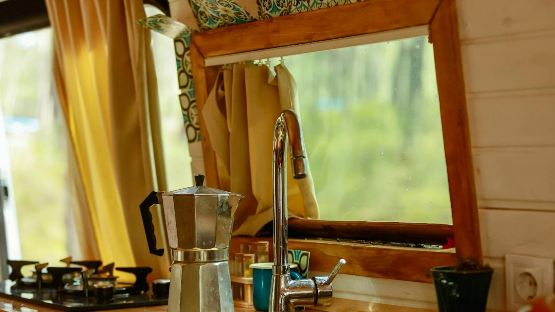 Eine Kochstelle vor einem Fenster in einem Camper