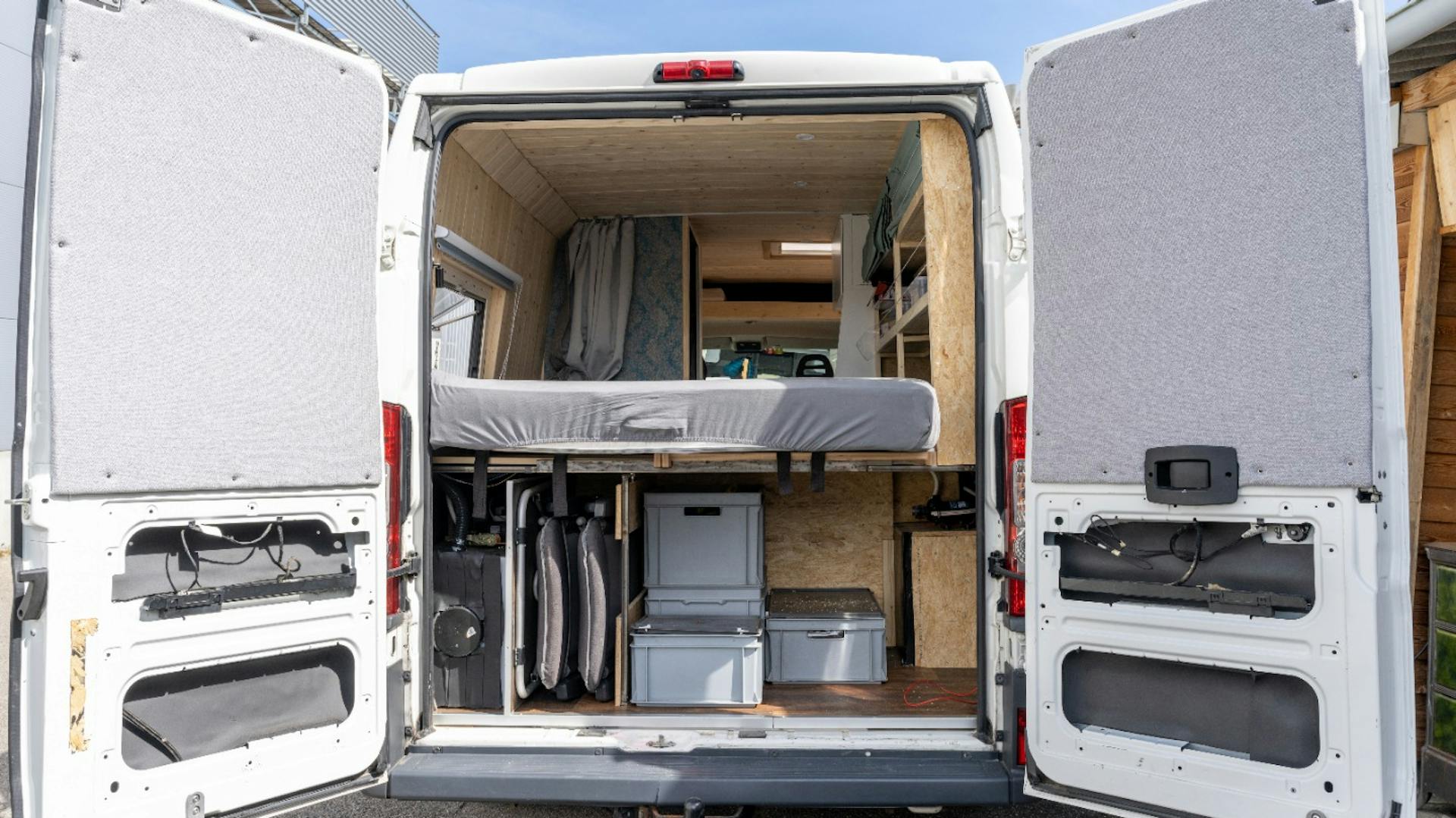 Selbst umgebauter Camper mit Stauraum unter dem Bett