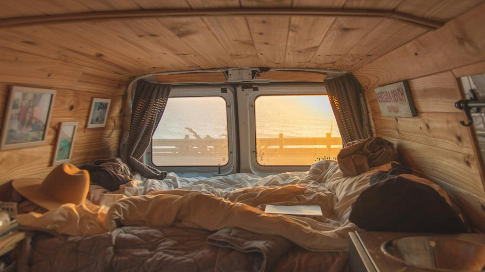 Schlaffläche mit Blick aufs Meer in einem Camping-Van