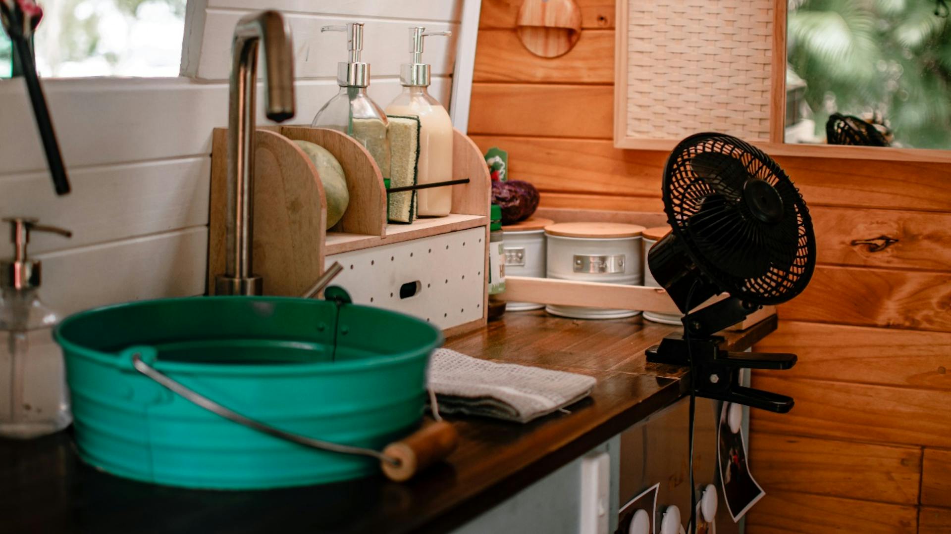 Grünes Waschbecken in einem selbst umgebauten Camper
