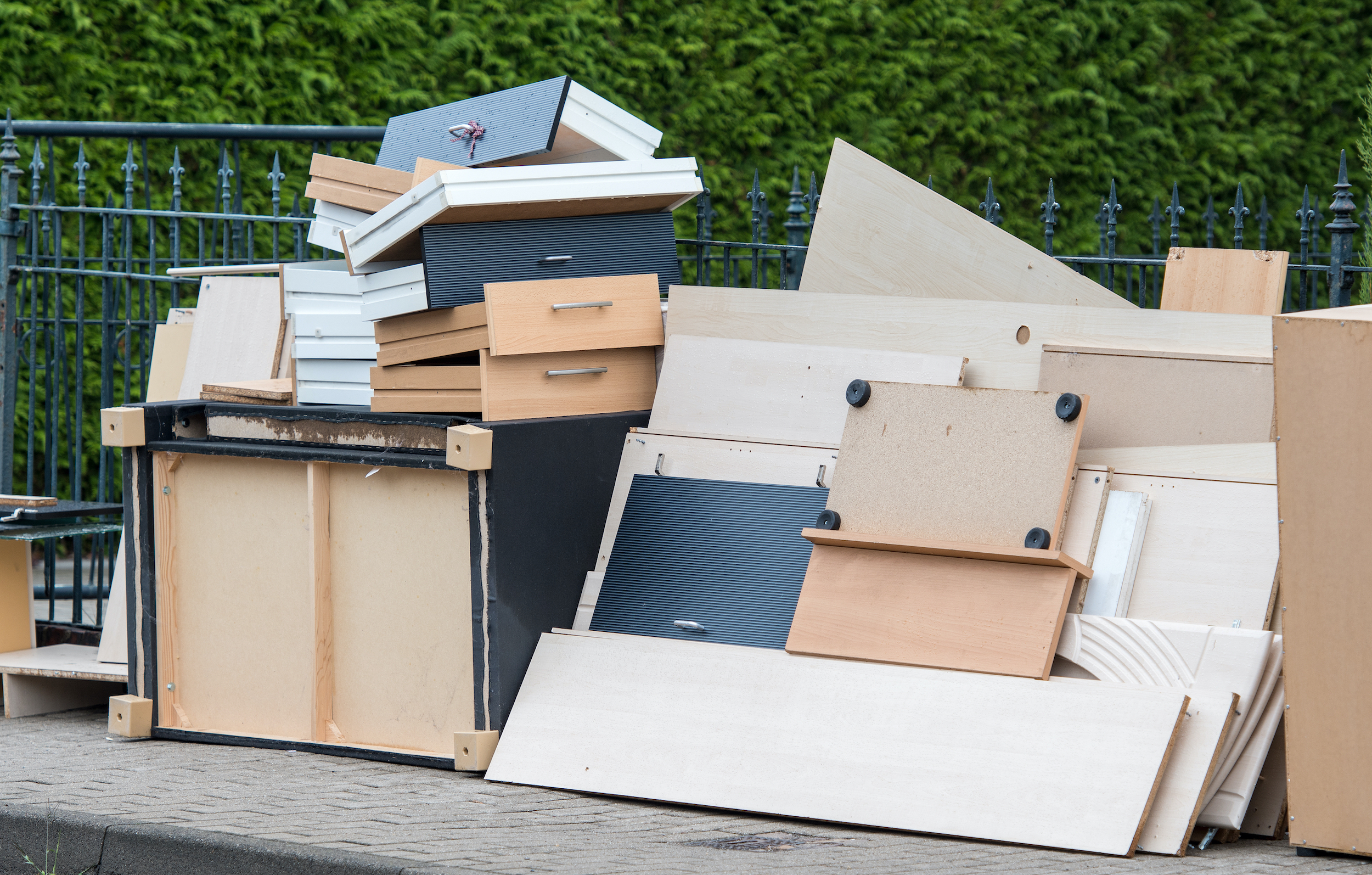 Rifiuti ingombranti sul bordo della strada