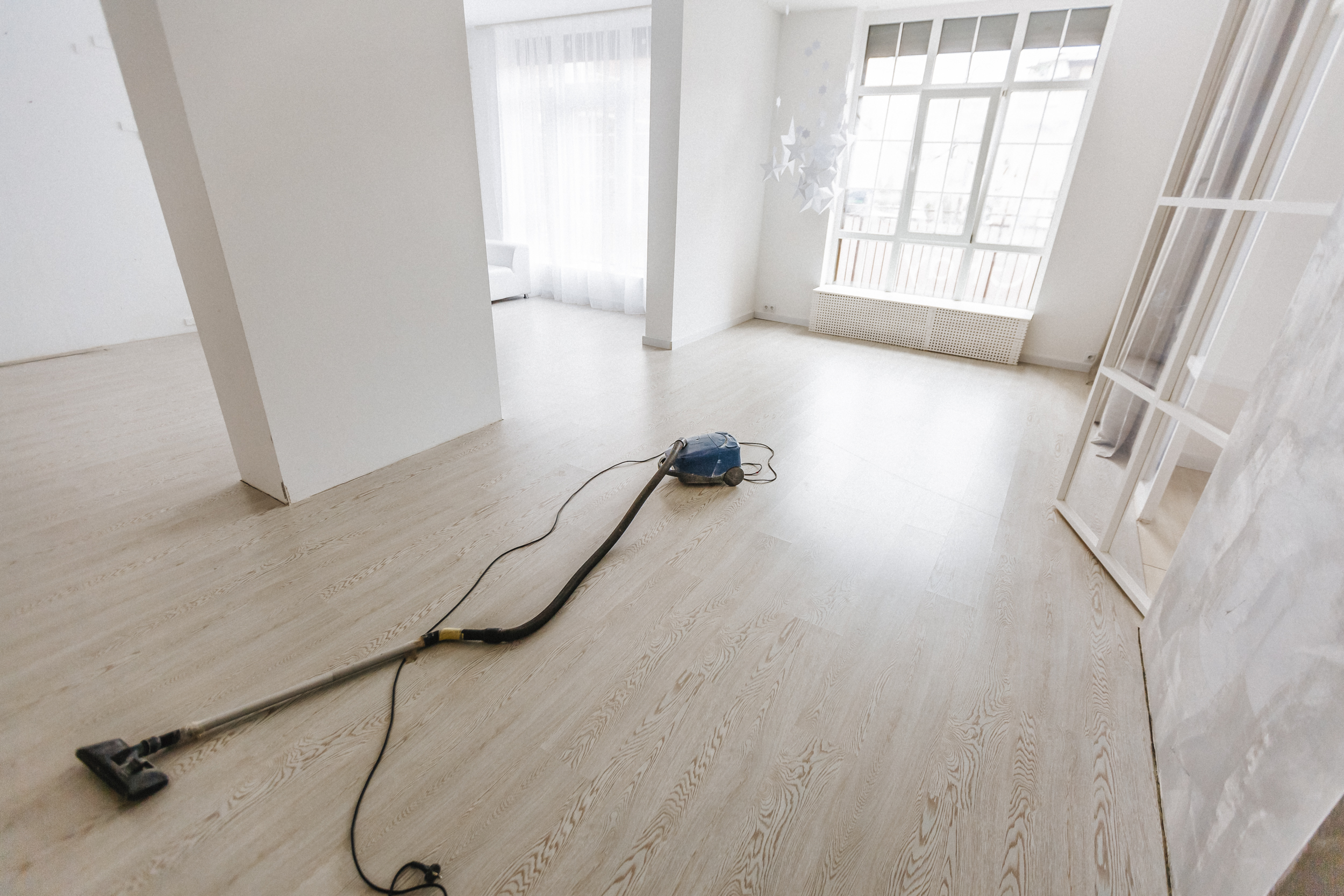 Staubsauger in leerem Zimmer