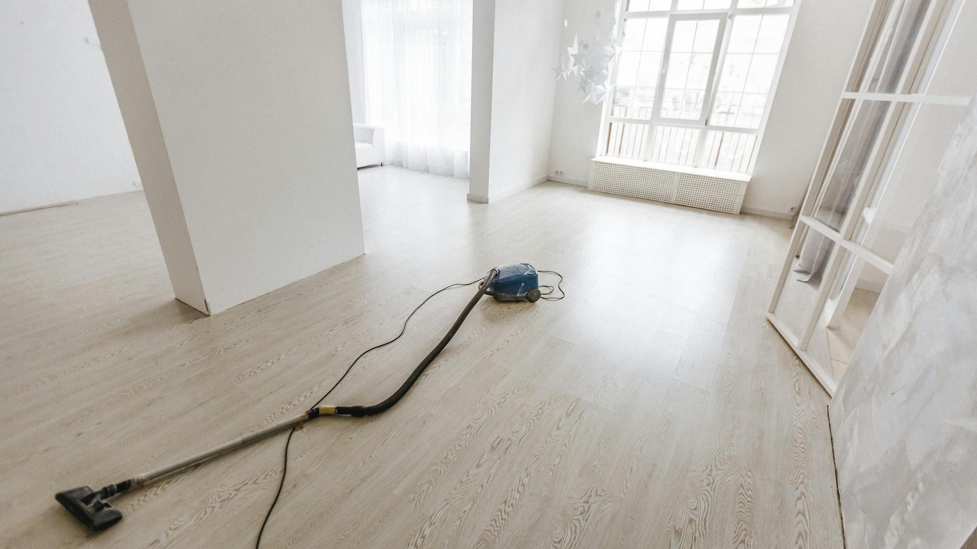 Staubsauger in leerem Zimmer