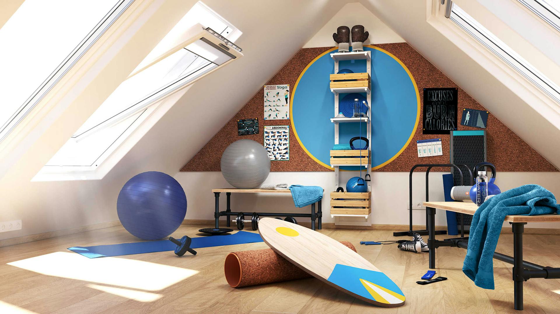 Ein heller Dachboden mit Dachschrägen auf beiden Seite, wo an der zentralen Wand eine große Korkwand, die sich über die ganze Länge zieht, und ein Steckregal.