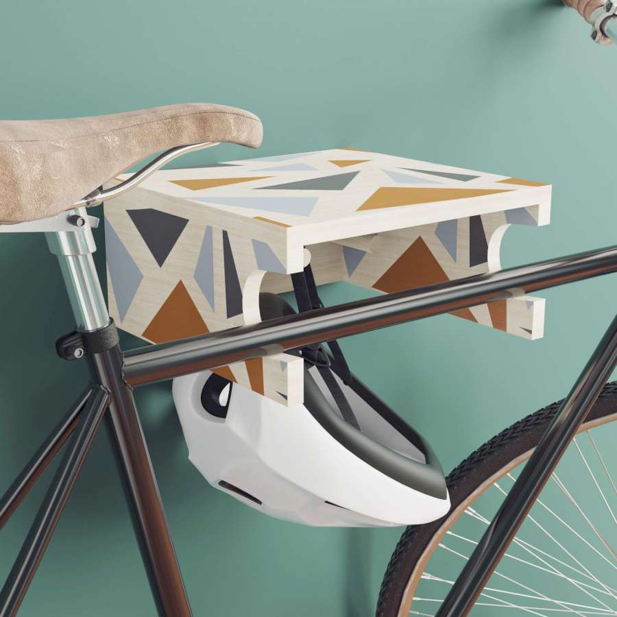 Fahrrad und Fahrradhelm an bunter Fahrradaufhängung